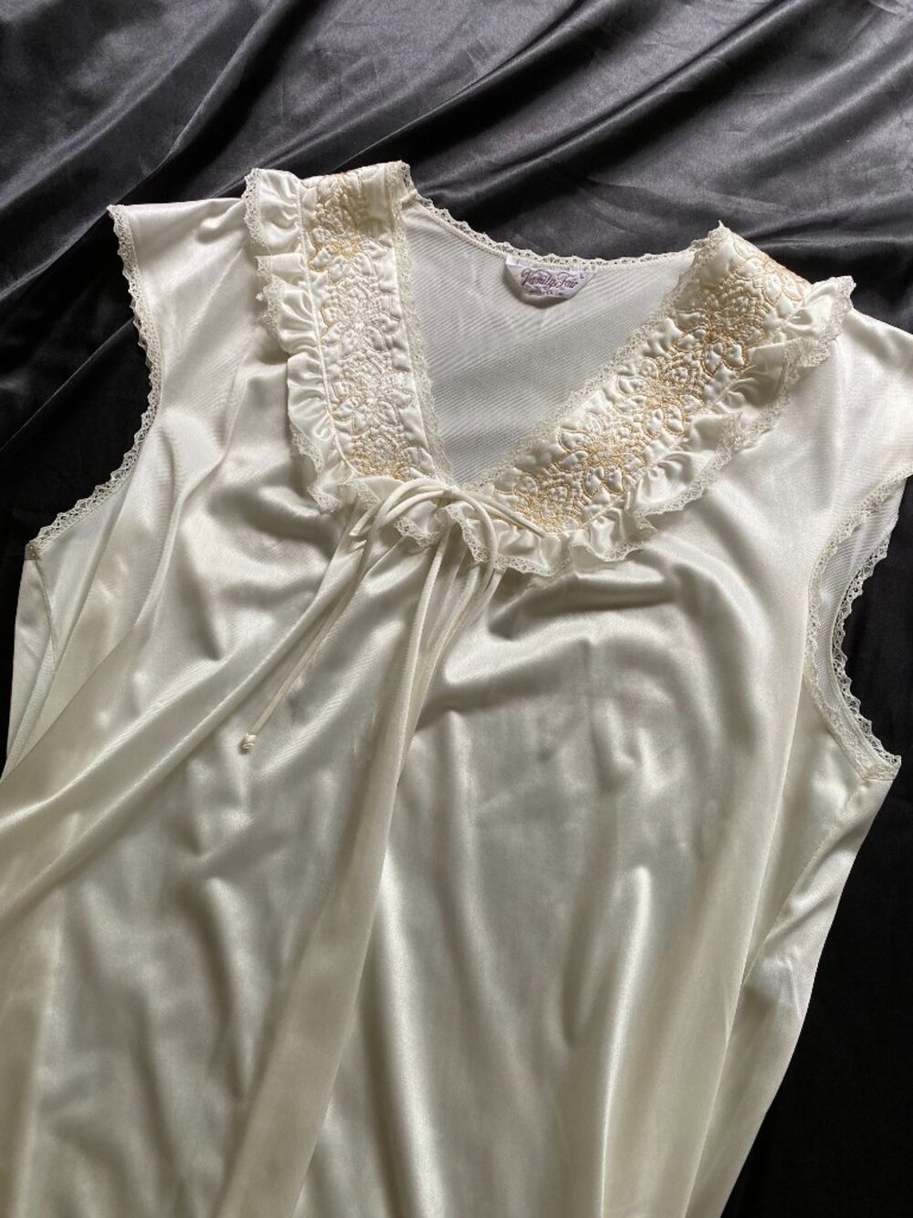 Vintage 1970s Cream Vanity Fair Full Length Embroidered Nightgown Cottage Large